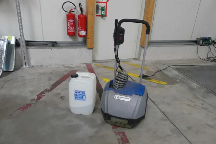 Q-Batteries - fahrbarer Aquamatik-Trolley, mit Kanister Destilliertes Wasser (angebrochen)